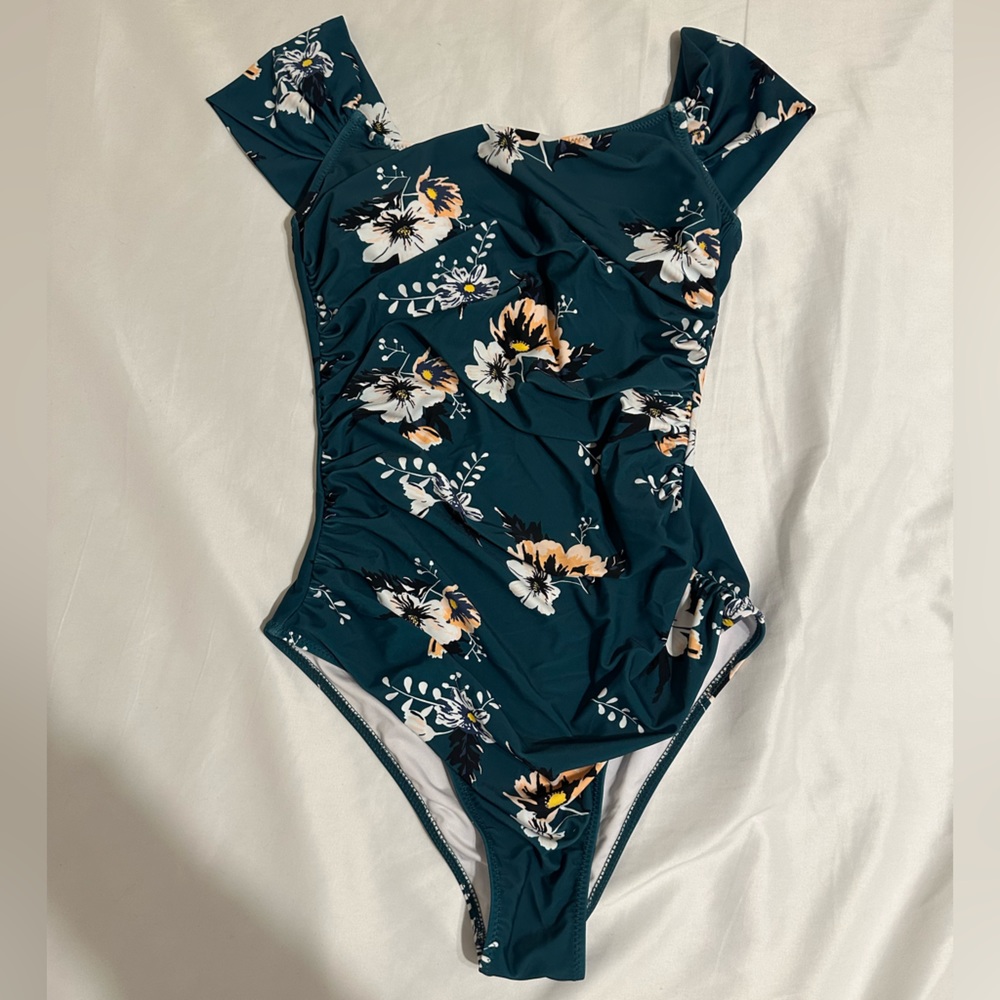 Cupshe, swimsuit size medium for your next beach vacation!